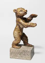 Berliner Bär by Renée Sintenis, 1956, Bronze mit goldbrauner Patina, auf Muschelkalksockel montiert, sold Dec 2023