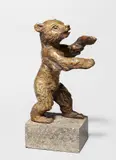 Berliner Bär by Renée Sintenis, 1956, Bronze mit goldbrauner Patina, auf Muschelkalksockel montiert, sold Dec 2023