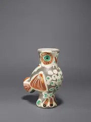 Chouette by Pablo Picasso, 1968, Vase, weißer Ton, mit Engobenmalerei, graviert, teilweise glasiert; ceramic, Madoura edition, sold Jun 2023