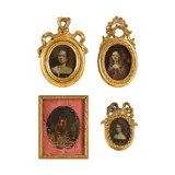 Ecole italienne, Portrait de dame de qualité en rouge avec des plumes rouges sur les cheveux, oil on tortoiseshell, oval