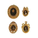 Portrait de dame de qualité au collier de perles by milieu du XVIIe siècle Ecole romaine, oil on copper, oval, sold Nov 2023