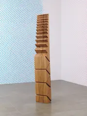 Claudia Comte, Funiculà Funiculì, 2013, Eichenholz