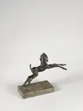 Mutwilliges Fohlen by Renée Sintenis, 1925, Bronze mit dunkelbrauner Patina, auf Steinsockel montiert. Höhe (ohne Sockel): 14,2 cm (5 ⅝ in.), sold Jun 2016
