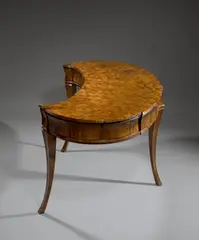 Wohl Kaj Gottlob, Expressionistischer Damenschreibtisch in Nierenform mit seitlich aufspringenden Schüben, Um 1925, Nussbaum-Marketerie; Boden- und Tischplatte aus Tischlerplatte; Schübe aus Ahorn; Messingknöpfe; Schlüssel