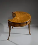 Wohl Kaj Gottlob, Expressionistischer Damenschreibtisch in Nierenform mit seitlich aufspringenden Schüben, Um 1925, Nussbaum-Marketerie; Boden- und Tischplatte aus Tischlerplatte; Schübe aus Ahorn; Messingknöpfe; Schlüssel
