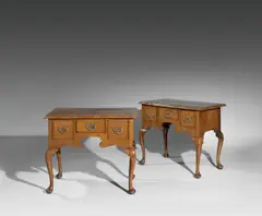 Englisch, Paar kleine Side-Tables – sog. Lowboys oder Dressing Tables, Um 1730, Walnuss massiv und furniert auf Eiche und Nadelholz; Messingbeschläge