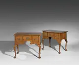 Englisch, Paar kleine Side-Tables – sog. Lowboys oder Dressing Tables, Um 1730, Walnuss massiv und furniert auf Eiche und Nadelholz; Messingbeschläge