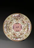 Böttgerporzellan, farbige Aufglasurmalerei, Goldstaffage – Malerei wohl von Johann Gregorius Höroldt (geb. 1696) by Porzellanmanufaktur Meissen, 2,5 cm; Ø 21,7 cm (1 in.; Ø 8 ½ in.), sold Nov 2015