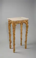 Fränkischer Bildhauer, Ziertischchen – Table en cabinet, Um 1765, Eiche, geschnitzt, vergoldet; geschweifte Marmorplatte
