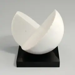 Max Bill, Ohne Titel (Halbe Kugel), Um 1966, Marmor, auf Steinsockel