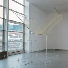 Andreas Slominski, Vogelfalle, 1996, Metall, Netz, Drahtgeflecht und Schnur