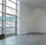 Andreas Slominski, Vogelfalle, 1996, Metall, Netz, Drahtgeflecht und Schnur