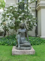 Sitzende by Heinrich Kirchner, 1935, Bronze mit grünlicher Patina, sold Jun 2025