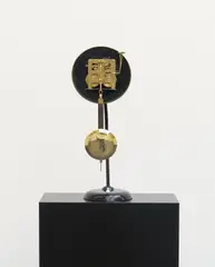 Alicja Kwade, Watch (Münz), 2009, Lampe, Ziffernblatt, Pendel, auf Sockel