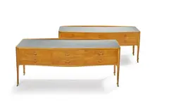 Travail Italien, Paire de commodes, A pair of italian chests of drawer in wood and elm veneer, glass top, brass finishes, circa 1970