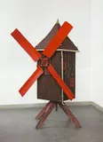 Andreas Slominski, Ohne Titel (Große Mühle, rot), 1996, Mischtechnik auf Holz, Metall und Dachpappe