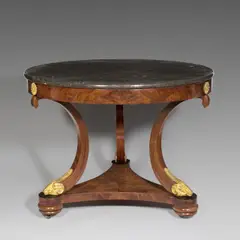 Jean-Joseph Chapuis, Runder Salontisch, Um 1810, Mahagoni auf Eiche furniert, Ebenholz, gebogenes Schichtholz; Bronze, feuervergoldet; schwarze Marmorplatte (Belgisch Granit); Messingrollen. 75 cm, Ø 103 cm (29 ½ in., Ø 40 ½ in.)