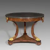 Jean-Joseph Chapuis, Runder Salontisch, Um 1810, Mahagoni auf Eiche furniert, Ebenholz, gebogenes Schichtholz; Bronze, feuervergoldet; schwarze Marmorplatte (Belgisch Granit); Messingrollen. 75 cm, Ø 103 cm (29 ½ in., Ø 40 ½ in.)