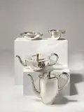 Paula Straus, Vierteiliges Kaffee- und Teeservice – Modell: 13024, 1926, 835er Silber, getrieben, gedrückt, Hammerschlagdekor; Elfenbein; Holz, lackiert – Hersteller: P. Bruckmann & Söhne, Heilbronn. 5 cm / 7 cm / 11 cm / 19 cm (2 in. / 2 ¾ in. / 4 ⅜ in. / 7 ½ in.)
