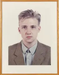 Thomas Ruff, Porträt (O. Cieslik), 1990, C-Print, hinter Acrylglas kaschiert, im Künstlerrahmen