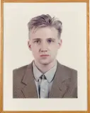 Thomas Ruff, Porträt (O. Cieslik), 1990, C-Print, hinter Acrylglas kaschiert, im Künstlerrahmen