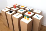 Hans-Peter Feldmann, Aesthetische Studien, 1994, Verschiedene Alltagsgegenstände auf 13 Sockeln aus Karton. Maße variabel