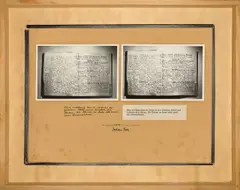 Jochen Gerz, a) „Eine zeitlang sass er schon an der gleichen Stelle ...“. 1973 und 1974, Foto/Text #1. 2 Fotos, Text (Handschrift mit Tinte auf Karton und Maschinenschrift auf Papier), aufgezogen auf Karton, im Holzrahmen