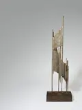 Brigitte Matschinsky-Denninghoff, Steigungen (Form in Zinn Nr. 10), 1955, Messing und Zinn, auf dunkelbraun lasiertem Holzsockel montiert. Höhe: 75 cm (29 ½ in.)