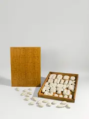 Claes Oldenburg, Soft Alphabet, 1978, 41 sandbefüllte Leinenbeutel in Holzbox mit Serigrafie