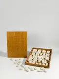 Claes Oldenburg, Soft Alphabet, 1978, 41 sandbefüllte Leinenbeutel in Holzbox mit Serigrafie