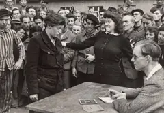 Henri Cartier-Bresson, Gestapo Informer, Dessau, 1945, Vintage. Silbergelatineabzug