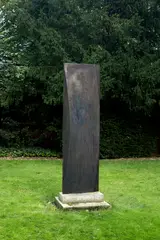 Figur by Michael Croissant, 1989, Bronze, geschweißt, auf Steinsockel montiert, sold Nov 2024