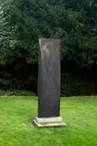 Michael Croissant, Figur, 1989, Bronze, geschweißt, auf Steinsockel montiert