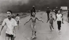 Nick Ut, Children fleeing an American napalm strike, Trang Bang, June 8, 1972, Vintage. Silbergelatineabzug