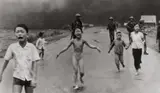 Nick Ut, Children fleeing an American napalm strike, Trang Bang, June 8, 1972, Vintage. Silbergelatineabzug