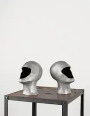 Valie Export, Heads-Aphärese, 2002, 2 Aluminiumköpfe auf Stahltisch