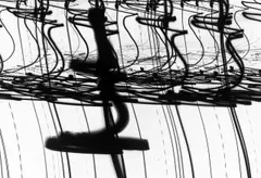 Otto Steinert, Luminogramm II“ (Lampen der Place de la Concorde, Paris), 1952, Vintage. Silbergelatineabzug. Negativabzug. Agfa-Brovira-Papier