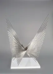 Andreu Alfaro, Green fly remain, 1979, Edelstahlskulptur auf weißem Acrylglassockel