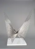 Andreu Alfaro, Green fly remain, 1979, Edelstahlskulptur auf weißem Acrylglassockel
