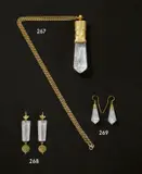 Emil Lettré, Bergkristall-„Brusthänger“ mit Goldkette, Um 1920, 834/- Gelbgold (20 kt), getrieben, ziseliert; Bergkristall, geschnitten. 8,7 cm / 62 cm (3 ⅜ in. / 24 ⅜ in.)