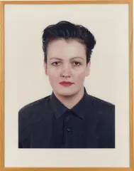 Thomas Ruff, Porträt (C. Hoffmann), 1989, C-Print, hinter Acrylglas kaschiert, im Künstlerrahmen
