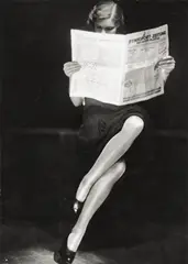 Else Ernestine Neuländer-Simon, Ohne Titel (Dame bei der Lektüre der Rennsport-Zeitung), Um 1932, Vintage. Silbergelatineabzug