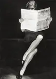 Else Ernestine Neuländer-Simon, Ohne Titel (Dame bei der Lektüre der Rennsport-Zeitung), Um 1932, Vintage. Silbergelatineabzug