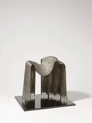 Brigitte und Martin Matschinsky-Denninghoff, Ela, 1976, Messing und Zinn, auf schwarzen Acrylglassockel montiert