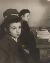 Roman Vishniac, Hedar [David Eckstein, seven years old, and classmates in cheder, Jewish elementary school, Brod], Um 1938, Vintage. Silbergelatineabzug