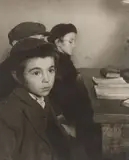 Roman Vishniac, Hedar [David Eckstein, seven years old, and classmates in cheder, Jewish elementary school, Brod], Um 1938, Vintage. Silbergelatineabzug