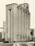 Bernd und Hilla Becher, GRAIN ELEVATOR. FÈRE-CHAMPENOISE, F.
