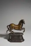 Nordalpin, Pferd in der Levade, Um 1600, Bronzeguß, ziserliert (Schweif und Ohren separat gegossen); Holzsockel, eborisiert