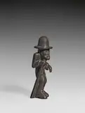 Ernst Ludwig Kirchner, David Ambühl, mit Stock und hohem Hut. Kleiner Bauer, 1918, Bronze mit dunkelbrauner Patina