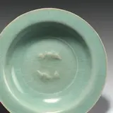 Song-Dynastie Chinesisch, Seladonteller mit applizierten Fischen. 12./13. Jahrhundert, Longquan-Öfen, Provinz Zhejiang. Ø 23 cm (9 in.)
